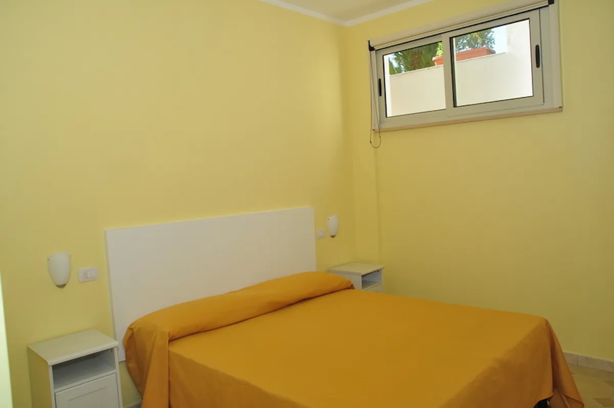 Camera matrimoniale luminosa ed essenziale con letto giallo - B&B Sunshine Otranto