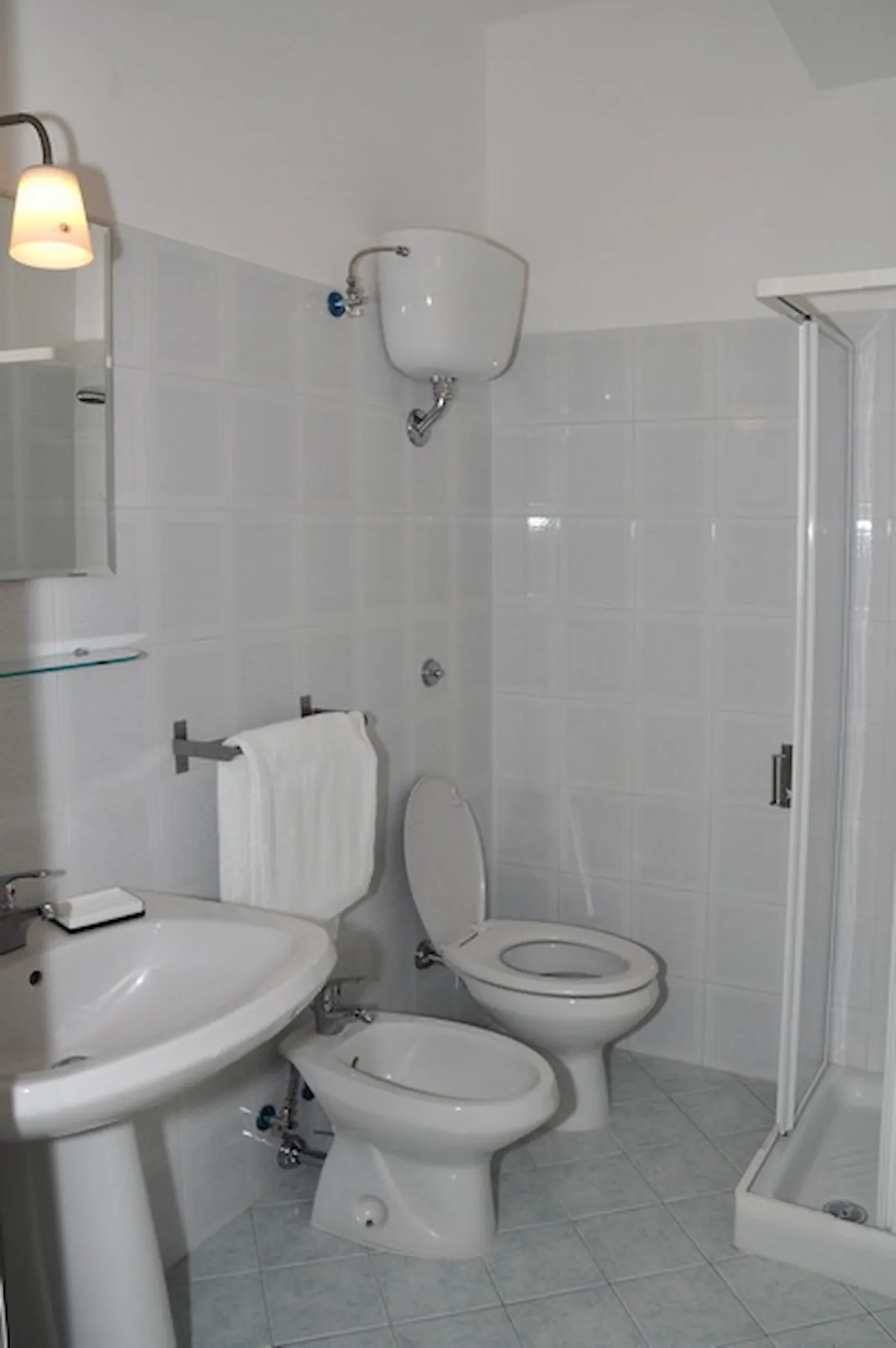 Bagno privato in camera completo di box doccia e sanitari - B&B Sunshine Otranto