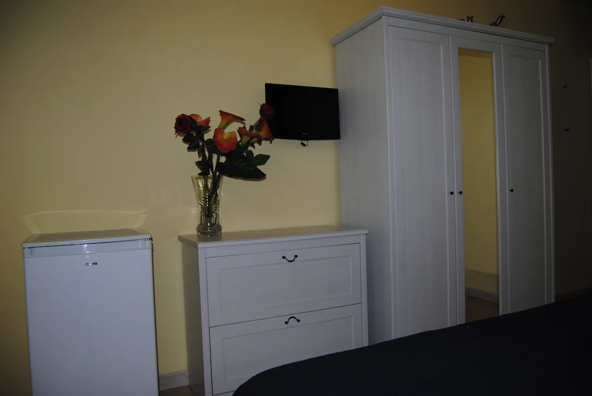 Arredamento camera con armadio, frigo e TV - B&B Sunshine Otranto