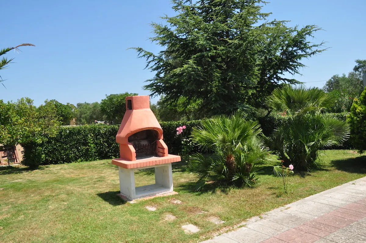 Area barbecue in giardino circondata dal verde - B&B Sunshine Otranto