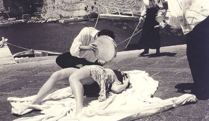 Una Tarantolata (giovane donna morsa da una Tarantola) guarita con il suono della Pizzica Salentina